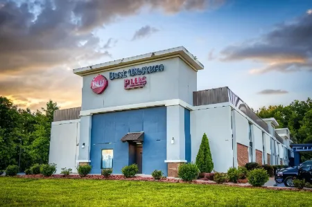 Best Western Plus Yadkin Valley Inn  Suites Отели в г. Ронда