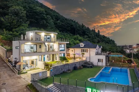 Yeongdeok White House Pension Отели рядом со станцией Jangsa Station