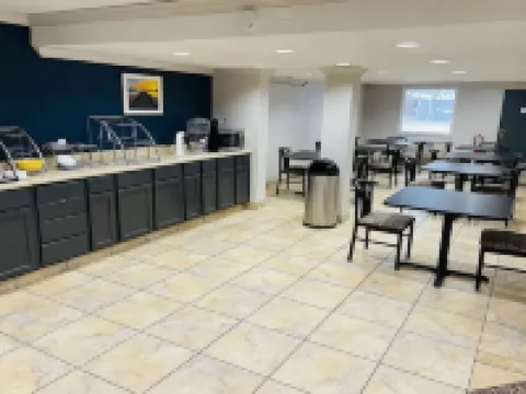 Days Inn & Suites by Wyndham Port Huron Hotels in St. Clair County