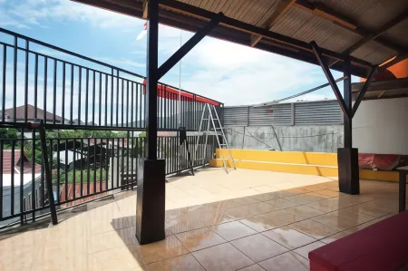 RedDoorz Near Mal Abepura Отели в г. Wai Mhorock