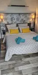 Luxury Bungalow/Mobile Home with Ocean View on the Ile d'Or, Saint-Raphaël—Accommodates 4 People - สระว่ายน้ำส่วนตัว