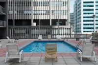 Ramada Plaza by Wyndham Calgary Downtown - Rooftop Pools