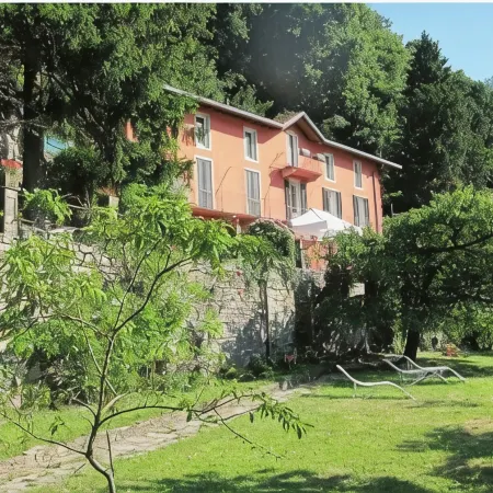Villa Rossa, magnificent garden and view on the lake at only 10 min. from Como