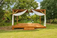 The Yellow Rose Cabin on Lake Granbury - 3-Star