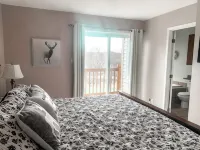 Golf Course Townhome with Deck, BBQ & Views – 4BR Mont Tremblant - Jacuzzi