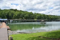 3-bedroom cabin at Norris Lake, Sleeps 8 WiFi Lake access Covered boatslip - 4 tähden