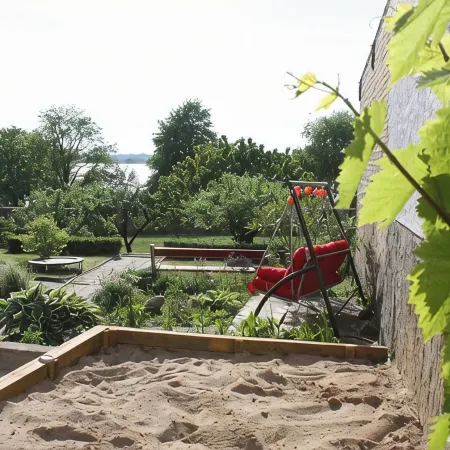 Cozy vacation home with lake view and garden. The bathing area is only 2 minutes away!