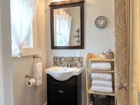 Dragonfly House-One Bedroom Craftsman in Trendy Kenton - Holiday Apartments
