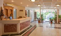 Dedalos Beach Hotel - Parkplatz