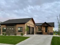Newly Built 4 Bedroom House Centrally located in the Heart of Teton Valley Hotels in Driggs
