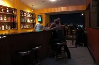 ألاجويلا باكباكرز أيربورت هوستل - بار