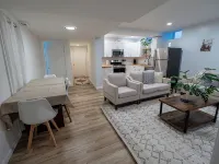 Spacious and Stylish Apartment Perfect for Your Getaway in Beverly! Các khách sạn ở Beverly