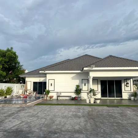 6 BR Villa w Private Swimming Pool Near Klang City