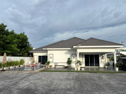 6 BR Villa w Private Swimming Pool Near Klang City