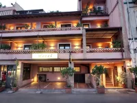 ميندوليا بيتش هوتل Hotels near إيزولا بيلا