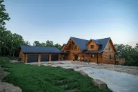 3-Tier Deck + Putting Green + Steam Sauna  Private Lake Eufaula Escape - Wifi
