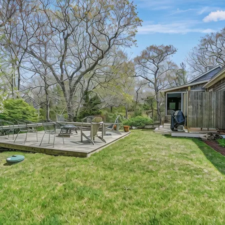 3-bedroom house in charming Oak Bluffs with WiFi, AC. Start your vacation
