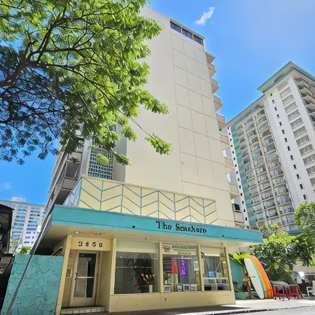 Comfortable King Bed Waikiki Studio 2 mins walk to Beach with WiFi & AC