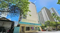 Comfortable King Bed Waikiki Studio 2 mins walk to Beach with WiFi & AC