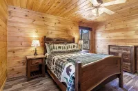 Riverside Retreat with Hot Tub, Firepit, Dog Friendly, Fireplace, Pool - Alphydda