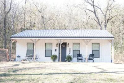 The Peach Cottage Near Horsehead Lake, University, Wedding Venues, Ozark Mtns!  호텔