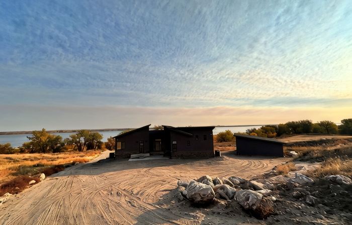 Spacious 5-Bedroom House on Lake McConaughey – Lake front, WiFi, AC