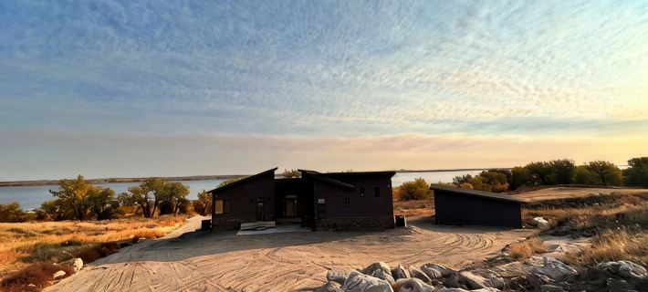 Spacious 5-Bedroom House on Lake McConaughey – Lake front, WiFi, AC Hotels in Keith County