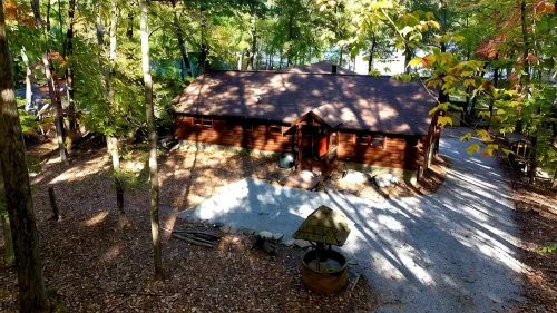Lakefront Cabin-Giant Covered Porch-Gourmet Kitchen. Boulder Fire Pit! Bliss!!