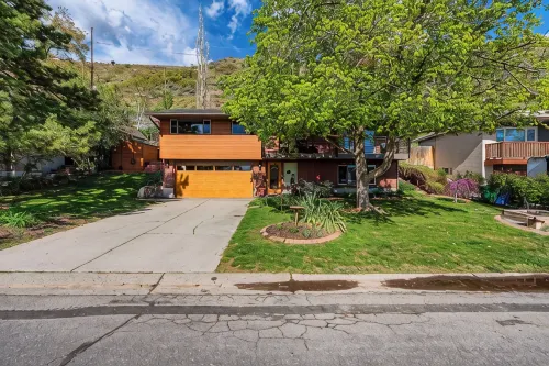 Spacious MTN Retreat Near Ski Resorts, hot tub, home office, and Pet-Friendly