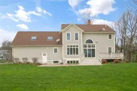 Cozy Ithaca Retreat - Fenced Yard - 7 min drive to Cornell - Ev Charger - Wifi
