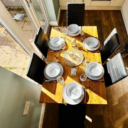 Beautiful, fully equipped, pet friendly 3 bedroom house in Shakespeare County. Отели в г. Альчестер