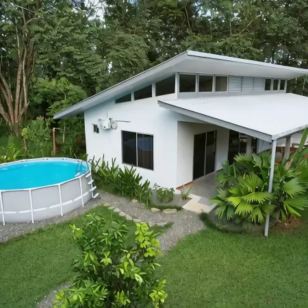 Complete house in the privacy of a spacious tropical setting