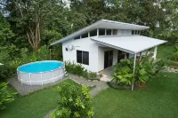 Complete house in the privacy of a spacious tropical setting - 3-Star