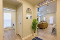 Four beds w/ 1 king, 3 queen beds each with a TV. Centrally located! No pets - 民泊