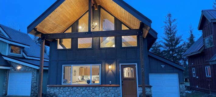 Charming 2-bedroom retreat Chalet Soleil au Lake Pend Oreille! Hotels in Bonner County