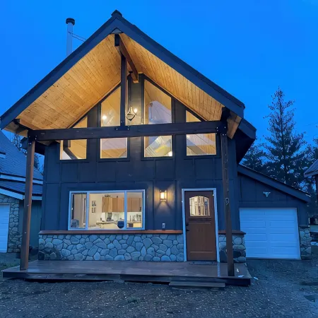 Charming 2-bedroom retreat Chalet Soleil au Lake Pend Oreille!