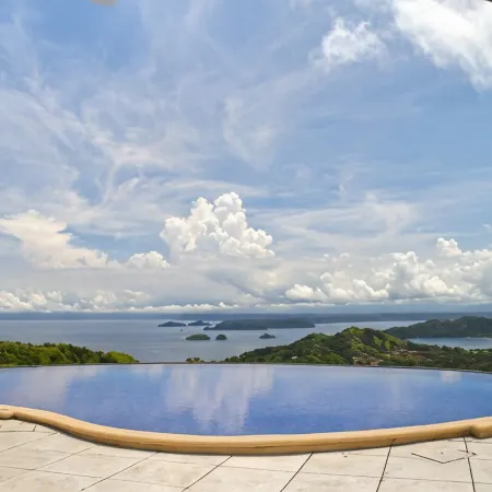 Jungle and Ocean Paradise, Infinity Pool, 4BR/3BA - Private location!