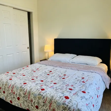 Spacious and clean home with 5 Bedrooms and 2 1/2 baths in a safe neighborhood Отели в г. Джонсон