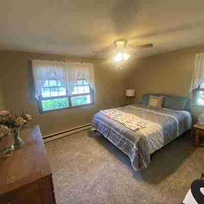 Cozy 3-bedroom house in West Yarmouth 1 mile from a beautiful Cape Cod beach Rooms