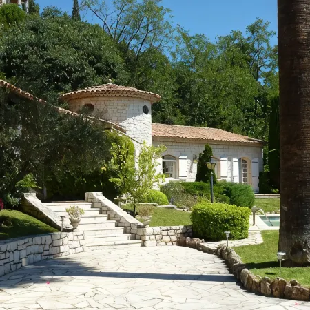 Superb villa sun swimming pool, quiet garden and sea view on the heights of Nice