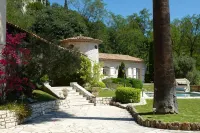 Superb villa sun swimming pool, quiet garden and sea view on the heights of Nice -  Ferienhäuser