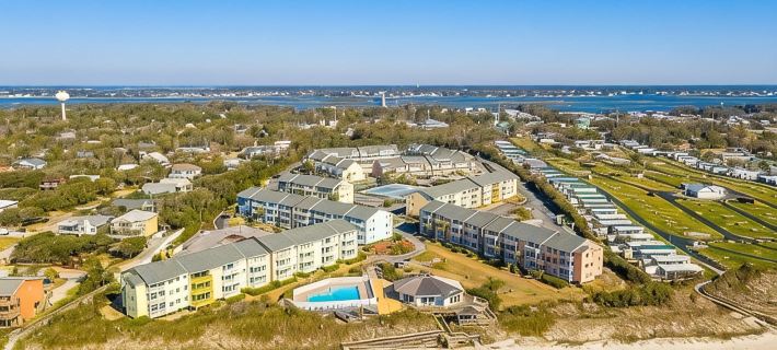 Steps away from the Ocean,  Gym, Gazebos, Indoor/Outdoor  Pools, & Tennis Courts Hoteles en Emerald Isle