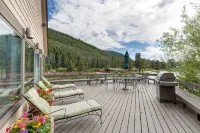 Huge, Comfy Condo with Panoramic Views in the Middle of Keystone Fun!