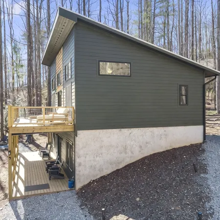 NEW Mountain Modern Hideaway! - Walk to Disc Golf