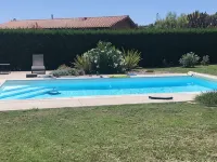 Air-Conditioned Single-Storey House with 3 Bedrooms and Swimming Pool Hôtels à : Bernac