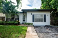 Flamingo Park w/ Private Heated Pool + 5 Min to Beach. Walk to Convention Center - Beach
