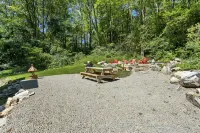 Outdoor Hot Tub & Indoor Soaking Tub, Bonfire Pit, Picnic Area, Foosball & More - Chalets
