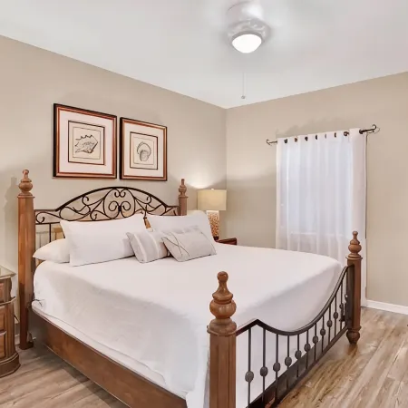 Spacious Condo by the Beach! Beautiful Lagoon Views and Close to Restaurants!