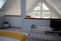 Bright Cheery House w/ outlet for EV Charge, fire pit, close to beach & trails - 4-Star