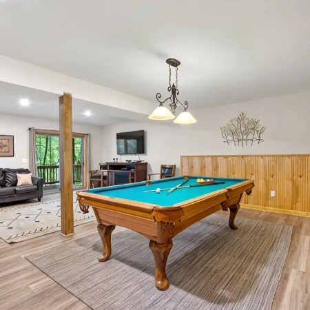 Beautiful LOG HOME-Poker & Pool Table, Xbox, Firepit,Jacuzzi tub,Week Specials!